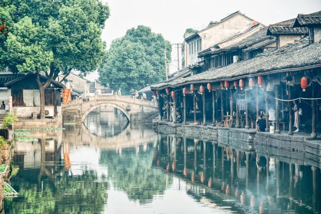 逃离黑白系房屋